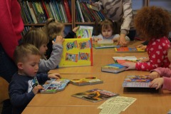 smerfy w bibliotece